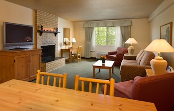 Grand Suite, 1 King Bed, Non Smoking, Kitchen (Coast Premium King Suite)