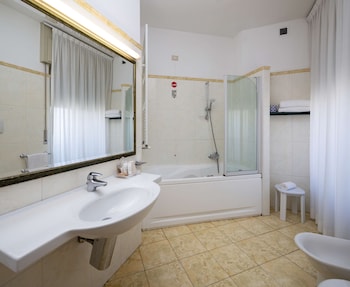 Comfort Room, 1 King Bed, Non Smoking (Extra bed on request)