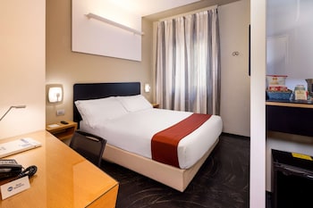 Standard Room, 1 Queen Bed, Non Smoking (Small Room)
