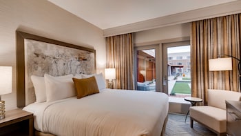 Suite, 1 King Bed, Non Smoking, Patio (with Sofabed)