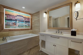2 Bedroom Suite - Club Level