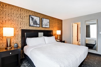 Suite, 1 King Bed, Accessible, Bathtub