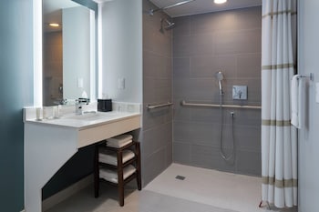 Room, 1 King Bed (Mobility/Hearing Access, Roll-in Shwr)