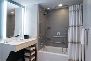 Room, 1 King Bed (Mobility/Hearing Accessible, Tub)
