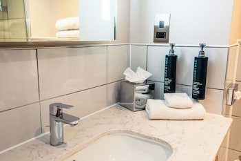 Suite, 1 Queen Bed, Accessible