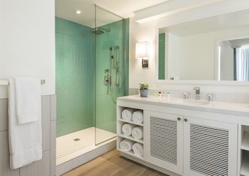 Suite, Double Double with Sofa bed, Accessible (Tub)