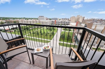 Suite, 1 King Bed with Sofa bed, Balcony