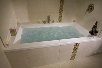 Club Room, 1 King Bed, Jetted Tub