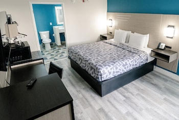 Standard Single Room, 1 King Bed, Smoking