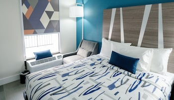 Standard Single Room, 1 King Bed, Mobility Accessible