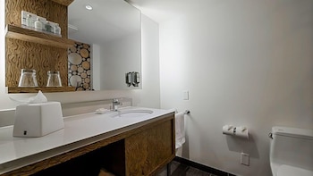 Deluxe Room, 2 Queen Beds, Balcony, Mountain View