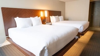 Deluxe Room, 2 Queen Beds, Balcony, Mountain View