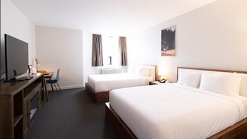 Deluxe Room, 2 Queen Beds, Mountain View