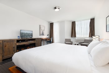 Deluxe Room, 1 King Bed, City View