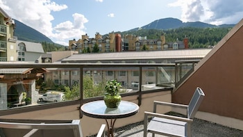 Deluxe Room, 2 Queen Beds, Balcony, Mountain View