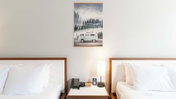 Deluxe Room, 2 Queen Beds, Balcony, Mountain View