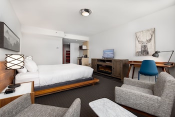 Deluxe Room, 1 King Bed, City View