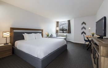 Deluxe Room, 1 King Bed, City View