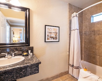 Cottage, Multiple Beds (One King and One Queen Bed, Suite)