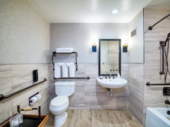 Deluxe Room, 1 King Bed, Accessible