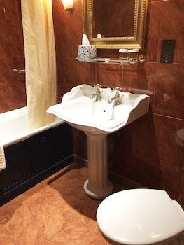 Basic Double Room (small, cosy, 3/4 bed)