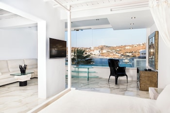 Signature Suite 130 Sea View with Private Glass Pool