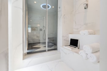 Signature Suite 130 Sea View with Private Glass Pool
