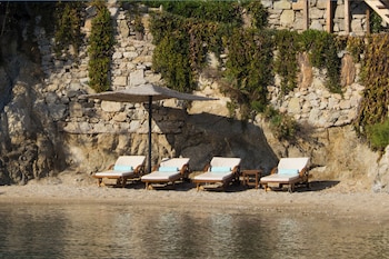 Villa Noah Waterfront with Private Pool and Private Beach (1 Bedrooms)