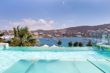 Signature Suite 130 Sea View with Private Glass Pool