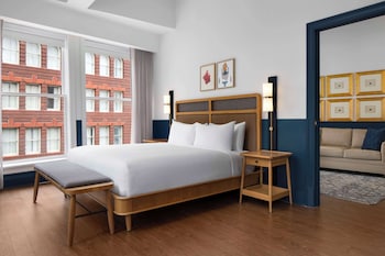 Studio, 1 King Bed (Mobility, 3x3 Shower)