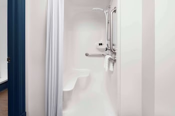 Studio, 1 King Bed (Mobility, 3x3 Shower)