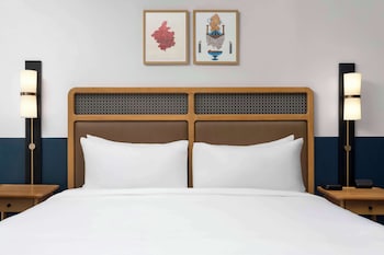 Studio, 1 King Bed, City View