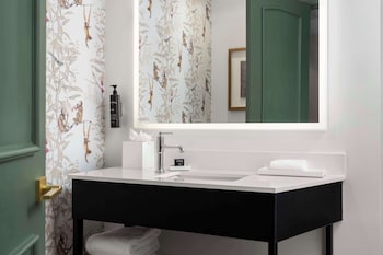 Studio, 1 King Bed (Mobility, 3x3 Shower)