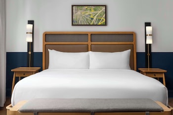 Studio, 1 King Bed, City View