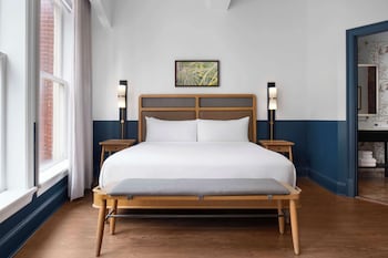 Studio, 1 King Bed (Mobility, 3x3 Shower)