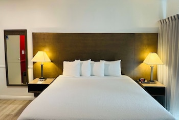 Room, 1 King Bed, Non Smoking (Harbor View)