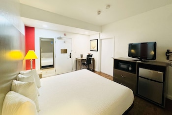 Room, 1 King Bed, Non Smoking (Harbor View)