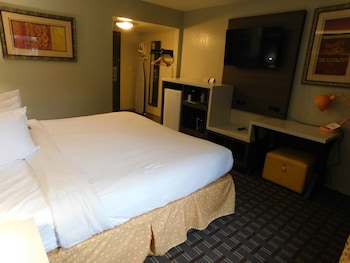 Deluxe Room, 1 King Bed, Non Smoking, Balcony
