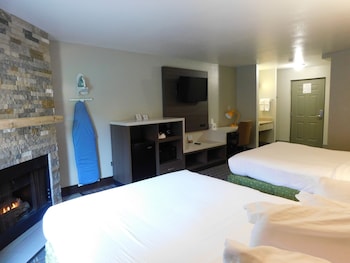Deluxe Room, 2 Queen Beds, Non Smoking, Fireplace