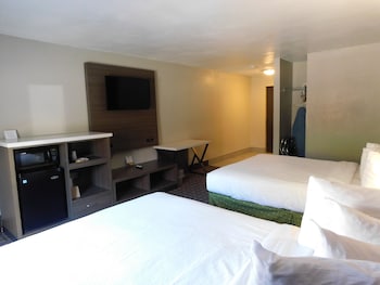 Standard Room, 2 Queen Beds, Accessible, Non Smoking