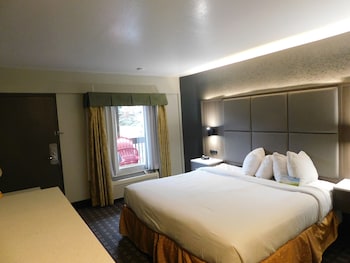 Deluxe Room, 1 King Bed, Non Smoking, Balcony