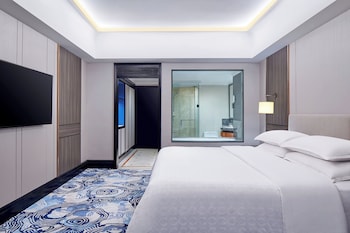 Club Room, 1 King Bed, Smoking