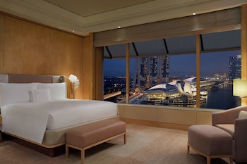 1 Bedroom Suite, 1 King Bed, Non Smoking, Bay View, Club Access