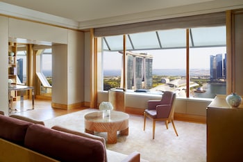1 Bedroom Suite, 1 King Bed, Non Smoking, Bay View, Club Access
