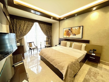 Executive Suite, 1 King Bed, City View