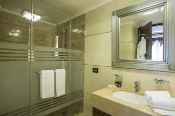 Executive Suite, 1 King Bed, City View
