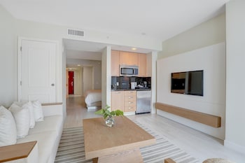 Suite, 1 King Bed, Accessible, Ocean View (Hearing)