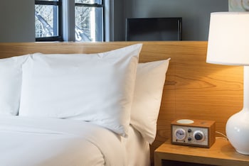 Standard Room, 1 King Bed (Modern King)