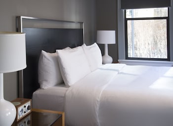 Standard Room, 1 Queen Bed (Modern Queen)