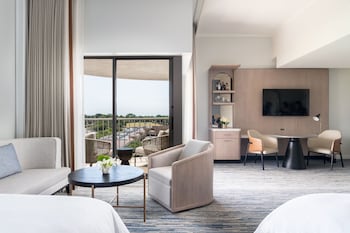 Room, 2 Queen Beds, Golf View (Corner, Balcony)